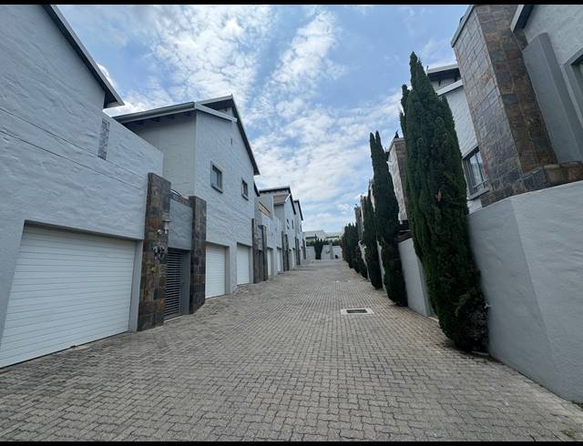 3 BEDROOM DUPLEX RENTED IN BRYANSTON